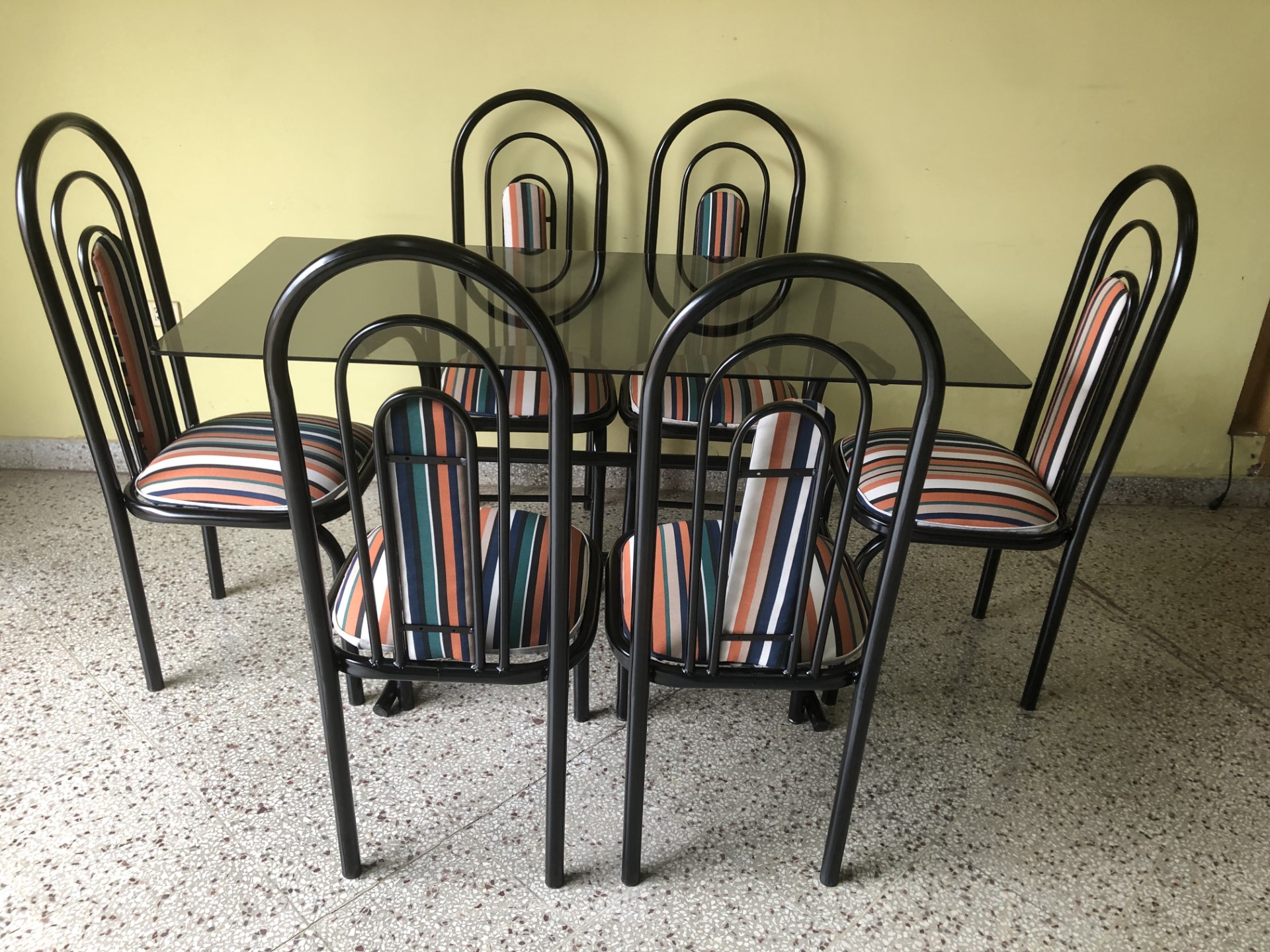 juego de comerdor mesa de hierro y vidrio 6 sillas en ratán