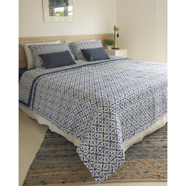 https://www.tupi.com.py/imagen_articulo/94673__600__600__EDREDON-PILAR-IKAT-AZUL--AMALFI-220X240-CM-1110045