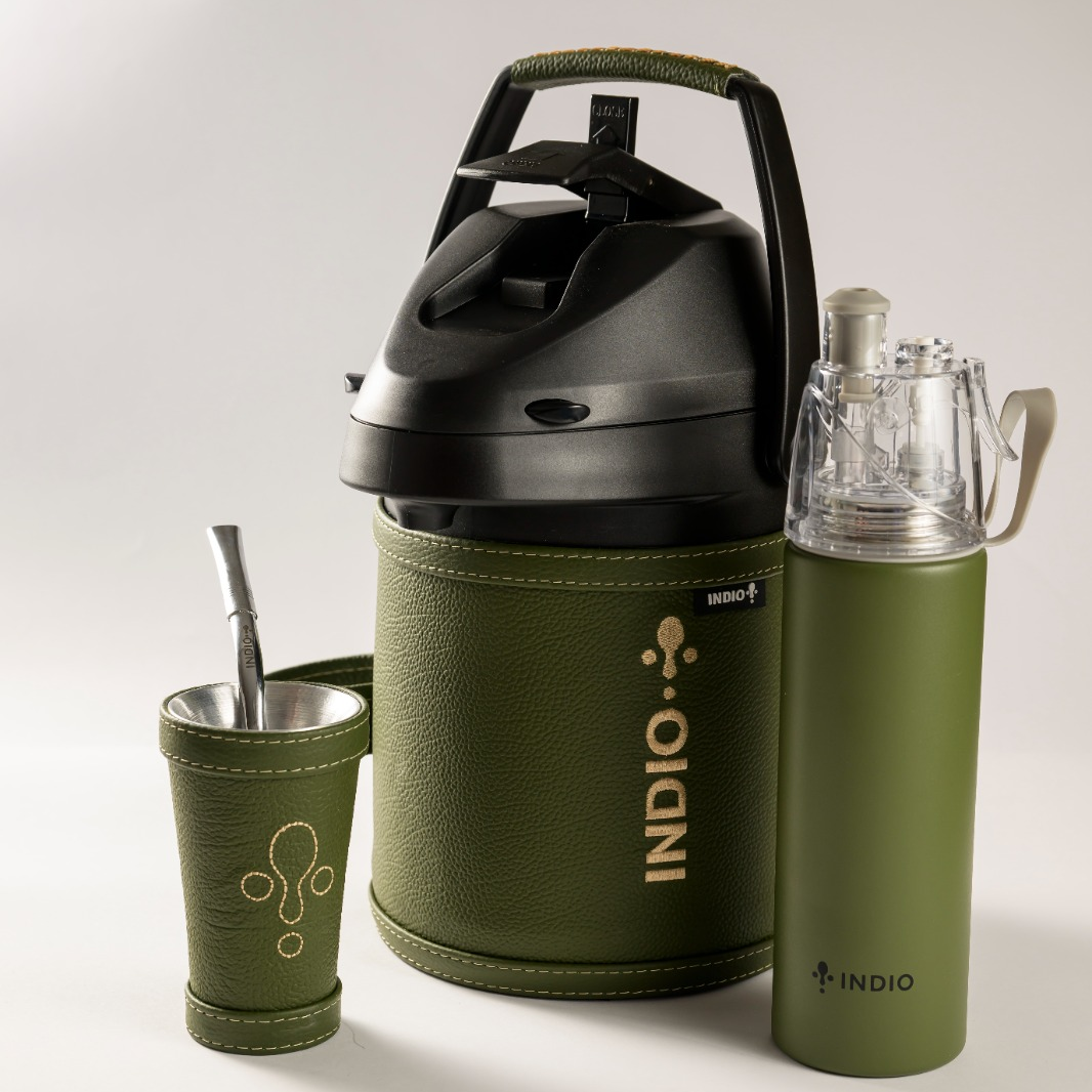 TERMO INDIO INOX 2.5 LTS. CUERO PREMIUM VERDE MUSGO + BOTELLA SPLASH DE REGALO